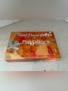 Trivial Pursuit DVD Pop Culture 2 Board Game Parker Brothers Complete w/DVD